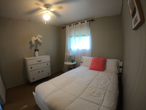 Silver Wood Cottage overlooking Lake Simcoe!