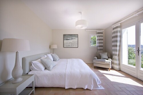 Beautiful villa in gated Domaine in French Riviera, stunning views, heated pool