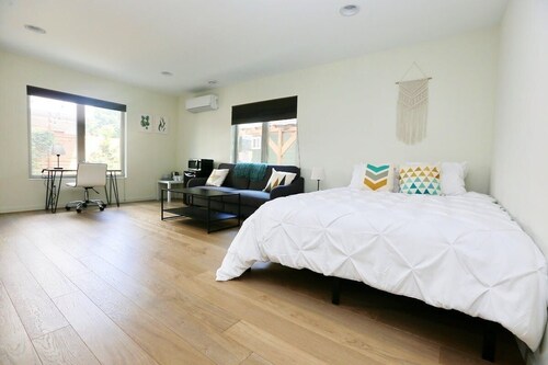 Loftium | Sparkling Suite in Georgetown Townhome!