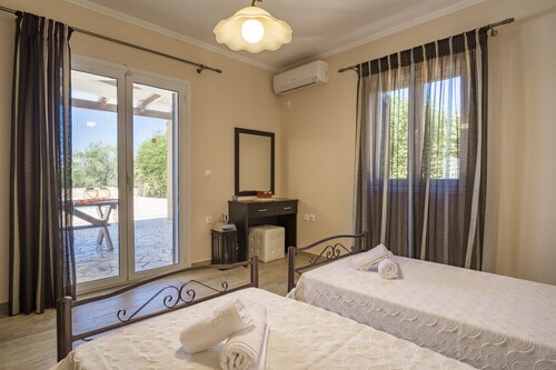 Villa Kallisti | Private Pool & Sea View | Sleeps 6 people