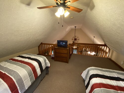 Blue Ridge “Black Bear Den” 2 Bedroom/2 Bath Log Cabin