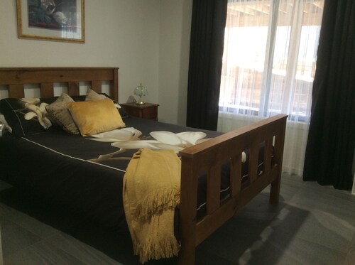 2 storey House , 5 mins walk to patrolled beach,
