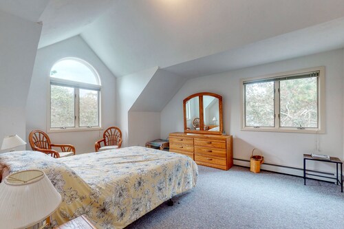 Gorgeous two-level home w/free WiFi, washer/dryer, full kitchen - near beaches!