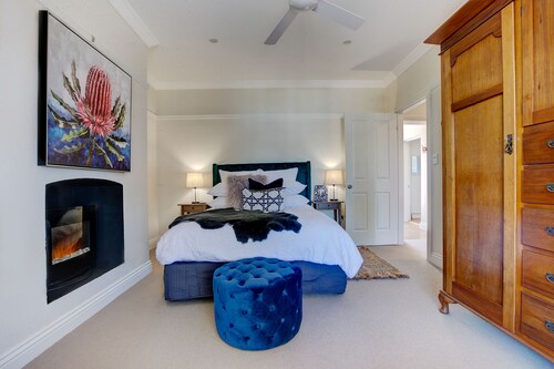 70 On Mortimer “The Waratah Room” is a self contained 1 bedroom unit