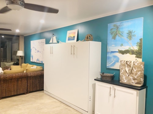 Walking distance to the Gorgeous Sapphire Beach!