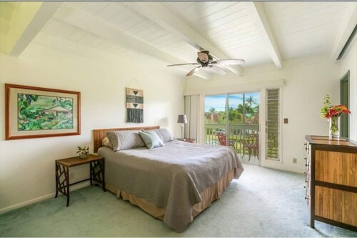Kauai resort condo up to 6 . Near beach, restaurants and shops and town close