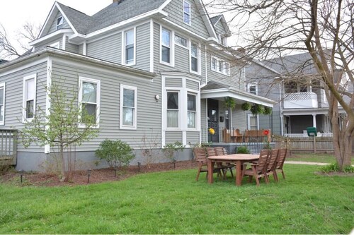 THE 1023- With Private Yard & Free Parking, Minutes From Falls & Casino by Niagara Hospitality