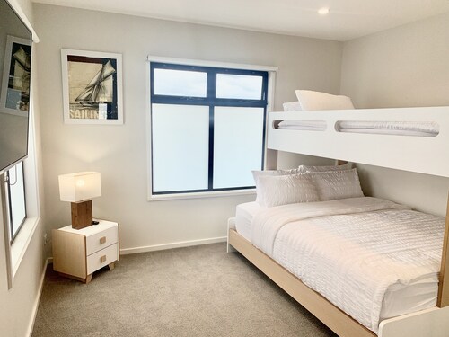 Opposite the beach, Townhouse with WIFI sleeps 5, 2 bathrooms in lovely Rosebud