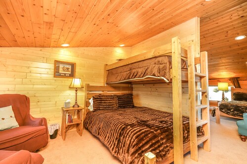 The Gathering Lodge is a relaxing, private log house with a stunning view.