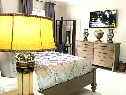 Coconut Palms Luxury Apartment King Bed/ A/C,Gym and Pool