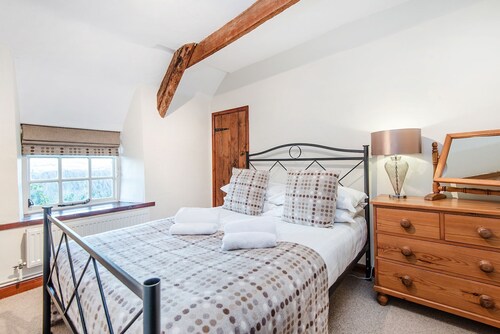 Bramble Cottage - sleeps 6 guests in 3 bedrooms