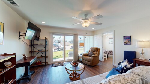 AH-F120: Newly Remodeled Bottom Floor Condo, Shared Pool/Hot Tub, Near Marina & Ferry