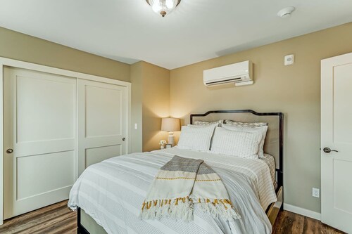 Downtown, Waterfront Condo with High-Speed WiFi, Bay Views, and Washer/Dryer!
