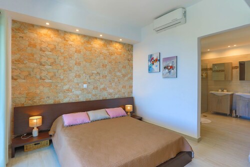 Superb villa with private pool and amazing views, A/C