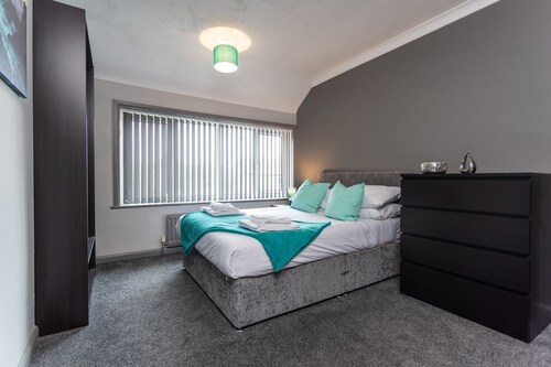 JAMES COOK ACCOMMODATION – WITH OFF-ROAD PARKING