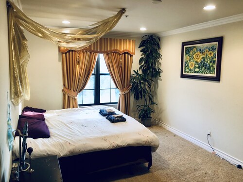 Gorgeous Penthouse Luxury Condo next to Universal Studios & Farmers Market