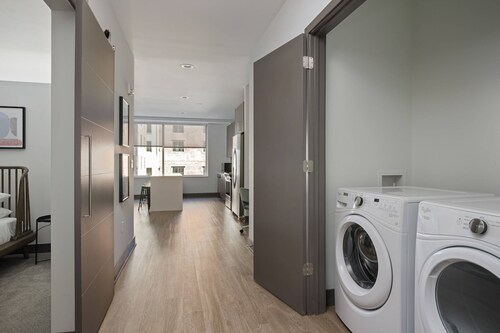 THE GRAND - Modern DT Apts with Free Parking by Zencity