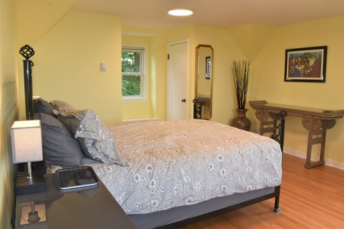Amazing and serene view house, art deco charmer, fully restored