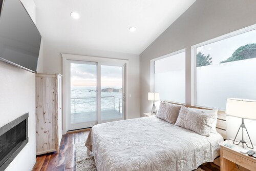 Stunning oceanfront retreat w/ gourmet kitchen & high-speed WiFi - dogs welcome!