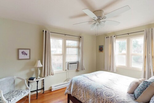 Comfy Home, Stroll to town - BIG fenced yard! Fun 4 Fido!