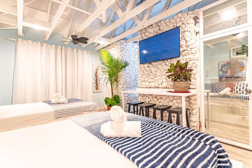 Parrot Cottage at Viking Hill Resort with Pool