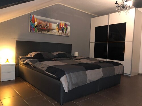Modernes Appartment / Netflix