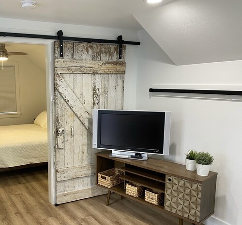 Old Town location close to CSU - beautiful carriage house apartment