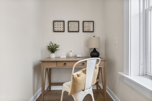 The Hive Executive APT Downtown Racine-Walk To Lake Michigan-Buzz On Up!