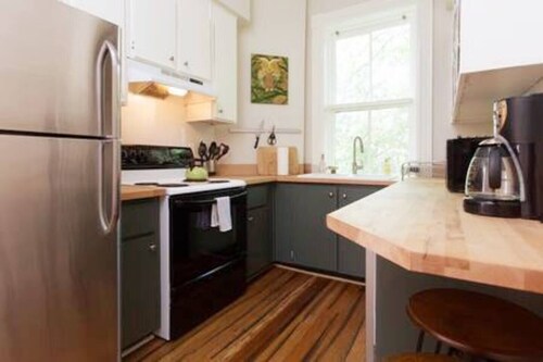 Luminous Forsyth Park 2-br Balcony Apartment