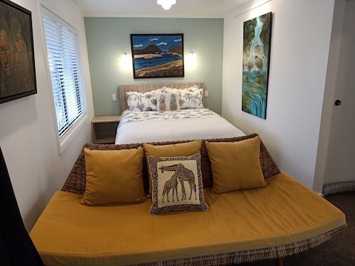 Waikawa Landing studio apartment in Picton, gateway to the Marlbourough Sounds