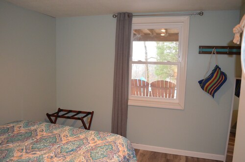 Lake Lover's Paradise! 3 Bed/2 Bath, Walk to Lake & Dock on Lake Cumberland!