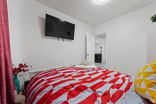 Newly decorated private cozy room 全家度假旅游温馨两房独立出入
