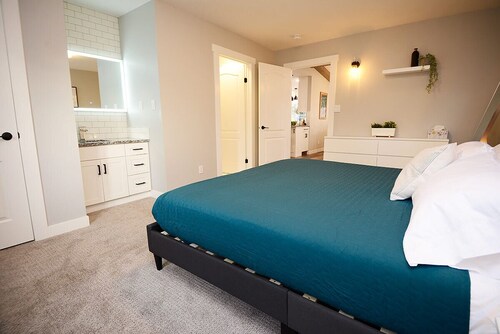 Modern & Spacious 3 Bedroom, Close to the Mountains!!