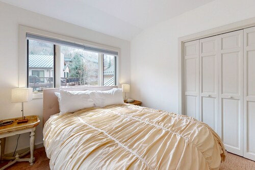Spacious, Multi-Level Home w/Private Hot Tub, Spacious Deck, Free WiFi, & Grill