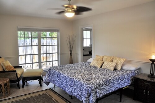 Villa Vero- Central Beach, 5 bed/6 bath with pool!
