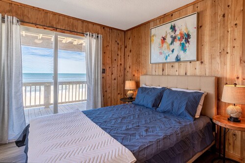 Incredible Sunrises, Sunsets, Oceanfront, Hot Tub, Community Pool, HS WiFi