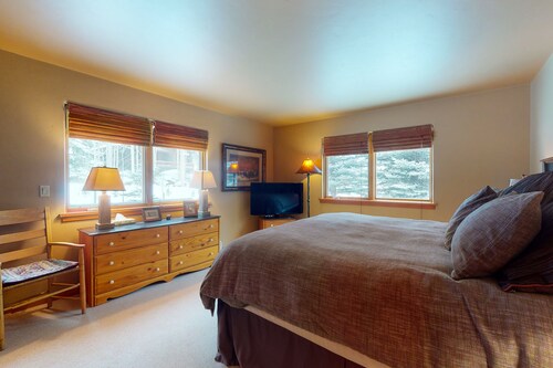 Spacious Duplex w/Private Hot Tub, Fireplace, Gas Grill, High-Speed Free WiFi