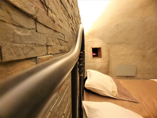 F2 au coeur de ville avec chambre troglodyte