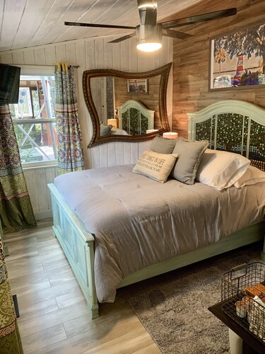 Studio 1910, a private cozy getaway in the heart of the historic district.