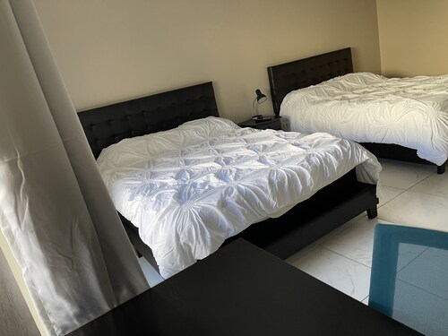 7 rooms, 7 car parkkng, 7 min to freeway <br>2 12 year turtles. <br>6 rooms for use.