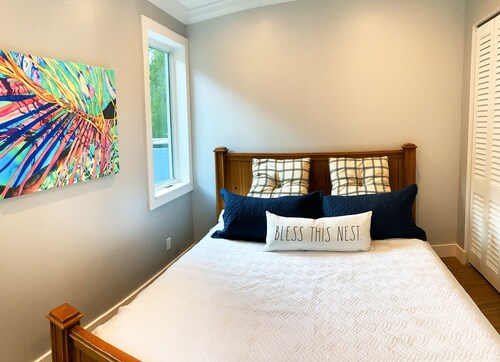 Resort style 10+ acres / Direct waterfront / Near Beaches Bars & Restaurants!!