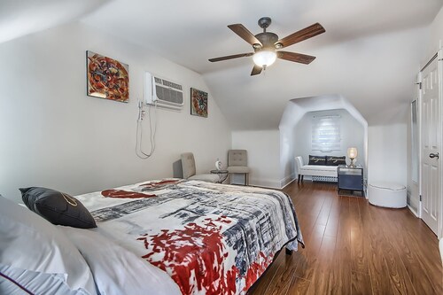Entire House in Toronto Bedford Park, sleeps 6