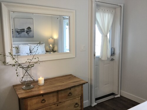 Sweet Suite Views: 1 Bedroom Suite/ Sweeping Lake View/ Nearby Beaches/Sunsets.