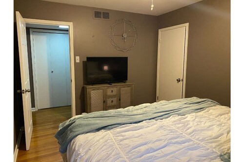 "TCB" of Graceland 4 bedroom 2 bath Cozy home!