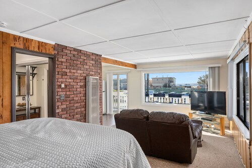 Sunset Studio, Ocean Views 400 Ft. from the Sand!