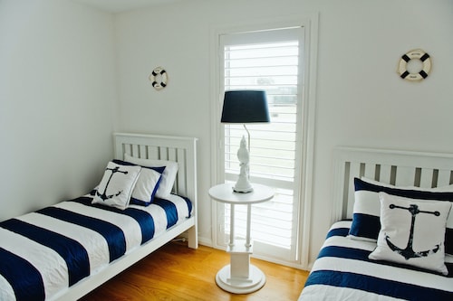 Stunning water views with heated swim/spa near to public boat-ramp, beach, shops