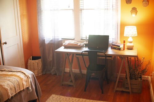 Myers Park Bungalow w/ Hot Tub. Walking Distance to Shops/Restaurants.
