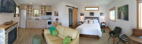 Bright & private studio guesthouse, full kitchen