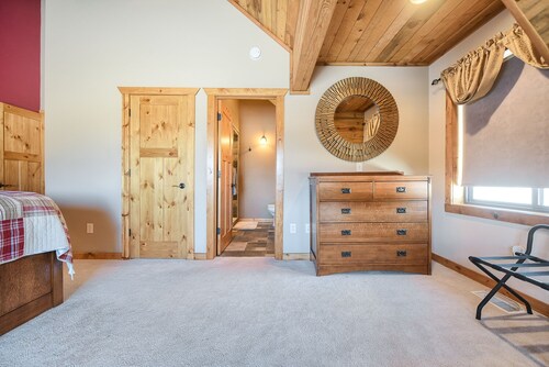 Unique Cabin on 5 Acres, w/ Hot Tub, 2-Story Fireplace, 3-Car Gar., 5000 S.Ft