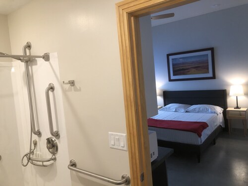 New Property Fully ADA Accessible Sleeps 2 15 minutes from Downtown Fairbanks